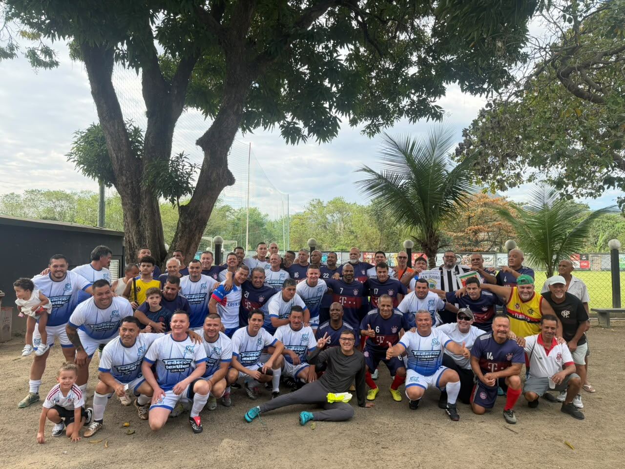 Selección Mixta de San Isidro junto a Sulazer y sus familias tras el partido